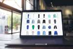 Laptop zeigt eine digitale Kollektionsübersicht mit verschiedenen Kleidungsstücken, Styles und Produktinformationen für die Modebranche.