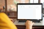Nahaufnahme eines Computerbildschirms, auf dem das TRIMIT Sustainability Dashboard für Nachhaltigkeitsdaten angezeigt wird